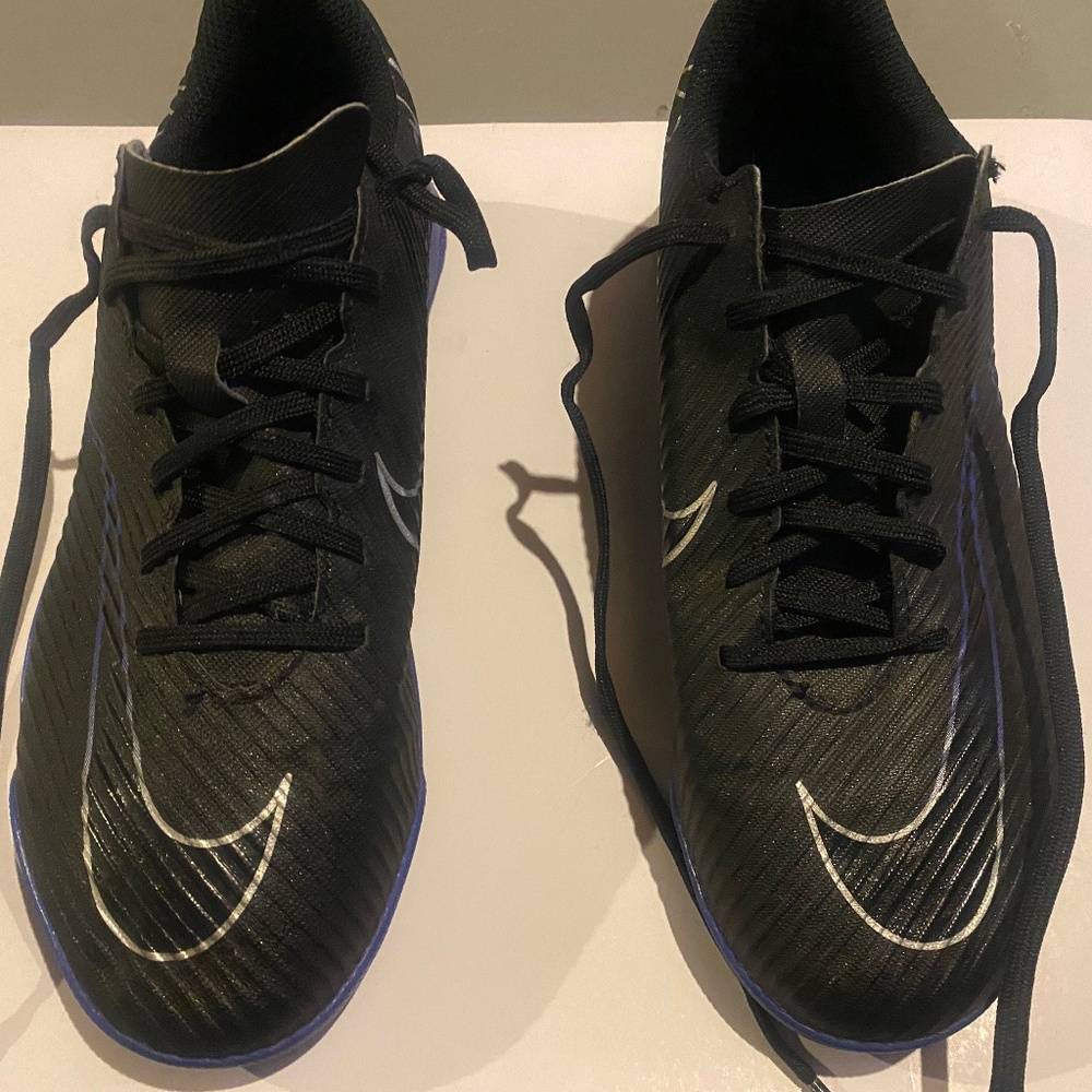 Nike mercurial indoor soccer shoe